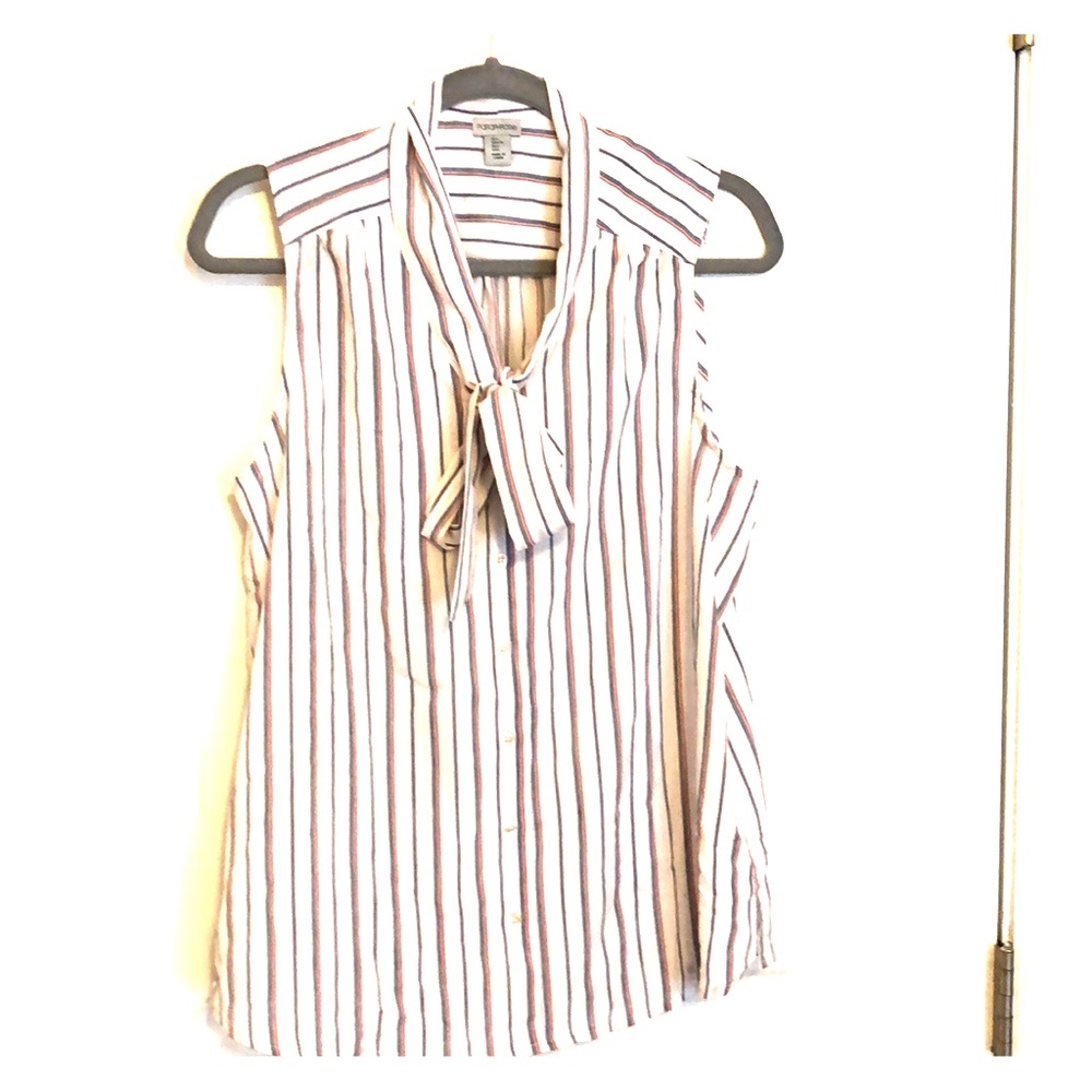 Sleeveless blouse with buttons and tie neck